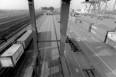171612 Gezicht op het overslagterrein voor containers van Europe Container Terminals (E.C.T.) bij de Eemhaven te Rotterdam.